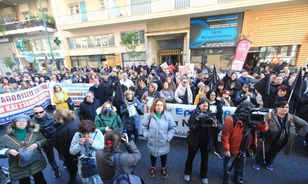 Ένταση με τον Άδωνι Γεωργιάδη έξω από το υπουργείο Υγείας... του πέταξαν καφέ!